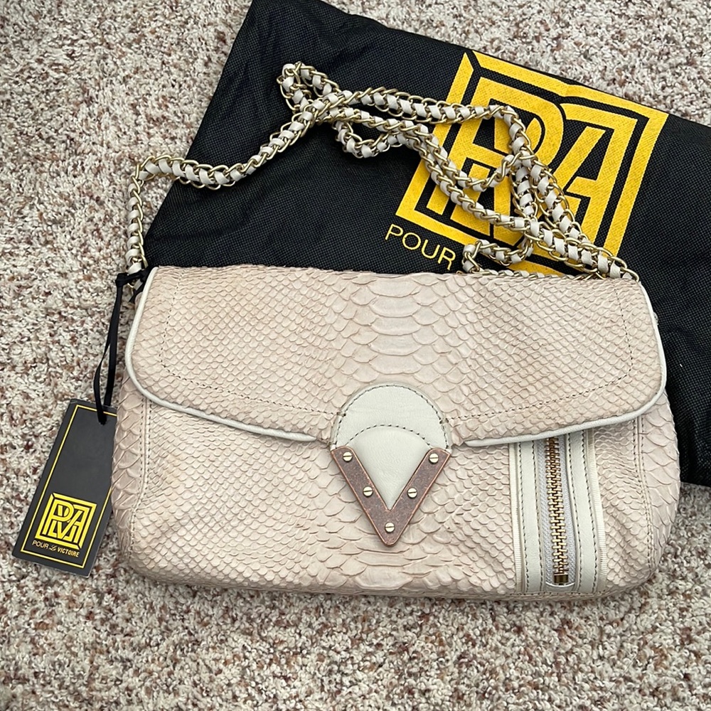 Pour La Victoire purse w long chain strap